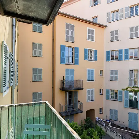 2 Bdrs & Parking In The Old Town ! * Nice