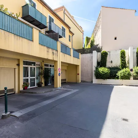 2 Bdrs & Parking In The Old Town !