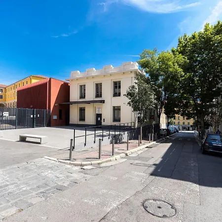 2 Bdrs & Parking In The Old Town !